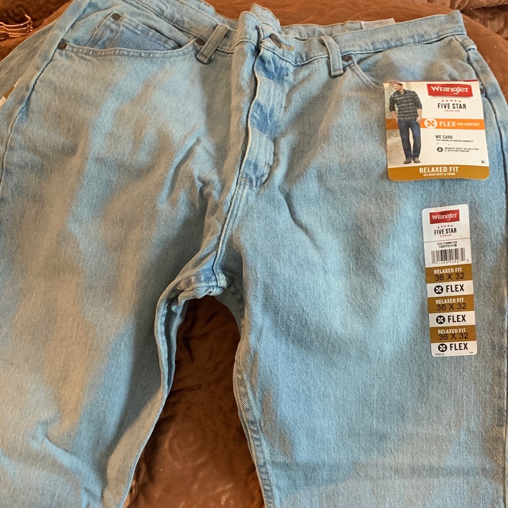 BNWT Wrangler Men's Relaxed Fit Jeans in Light Blue